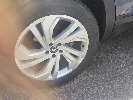 Platinum Gray Metallic 2021 Volkswagen Atlas Cross Sport 2.0T SEL
