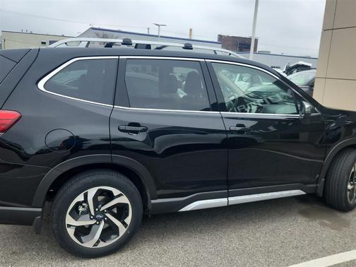 Crystal Black Silica 2024 Subaru Forester Touring
