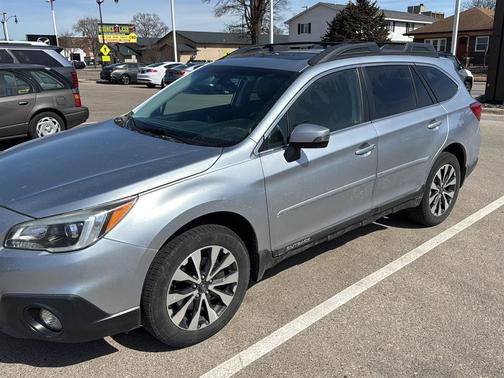 Ice Silver Metallic 2017 Subaru Outback 3.6R Limited