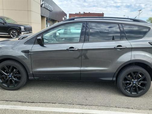 Magnetic Metallic 2018 Ford Escape SE