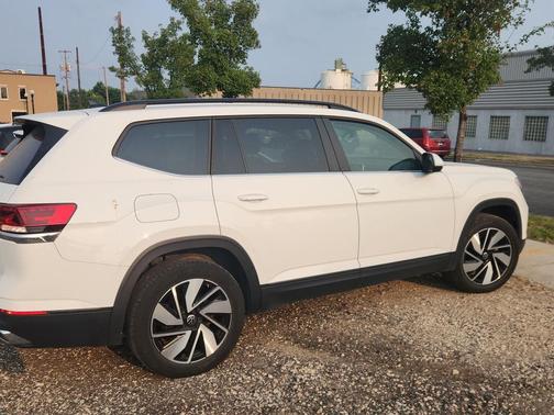 Deep Black Pearl 2024 Volkswagen Atlas 2.0T SE w/Technology 4MOTION