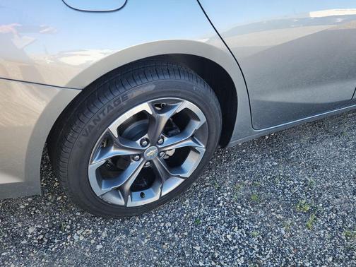 Sterling Gray Metallic 2024 Chevrolet Malibu FWD 1LT