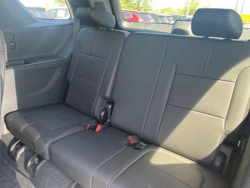 Mosaic Black Metallic 2023 Chevrolet Traverse RS