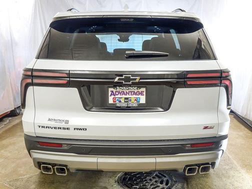 Polar White Tricoat 2026 Chevrolet Traverse AWD Z71