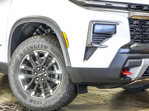 Polar White Tricoat 2026 Chevrolet Traverse AWD Z71