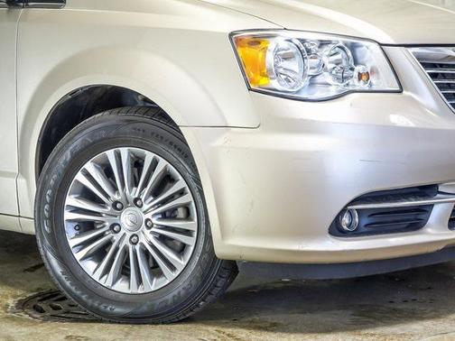 2014 Chrysler Town & Country Touring-L