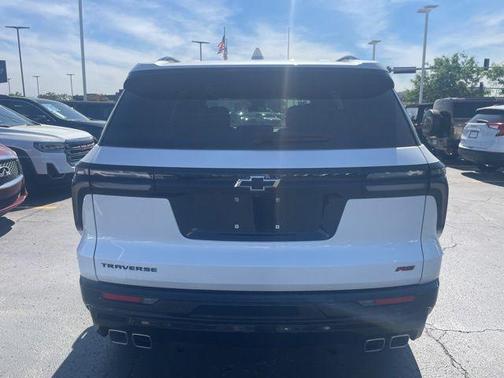 Iridescent Pearl Tricoat 2024 Chevrolet Traverse RS
