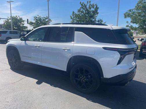 Iridescent Pearl Tricoat 2024 Chevrolet Traverse RS