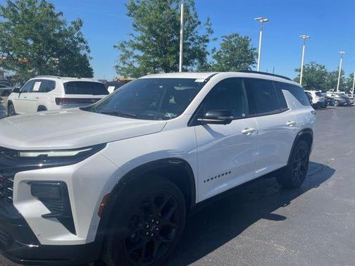 Iridescent Pearl Tricoat 2024 Chevrolet Traverse RS