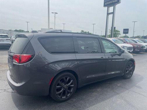 Granite Crystal Metallic Clearcoat 2019 Chrysler Pacifica Touring-L Plus