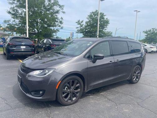 Granite Crystal Metallic Clearcoat 2019 Chrysler Pacifica Touring-L Plus