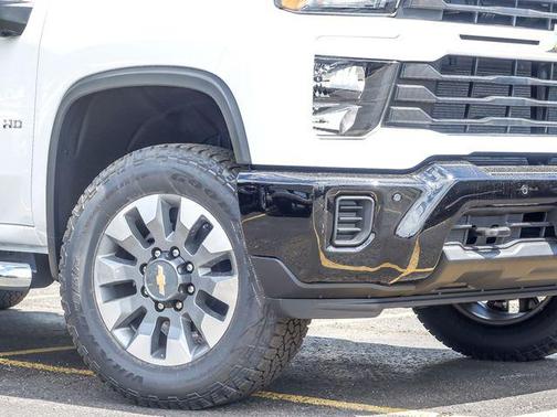 Summit White 2026 Chevrolet Silverado 2500 Custom