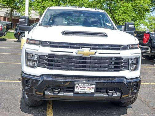 Summit White 2026 Chevrolet Silverado 2500 Custom