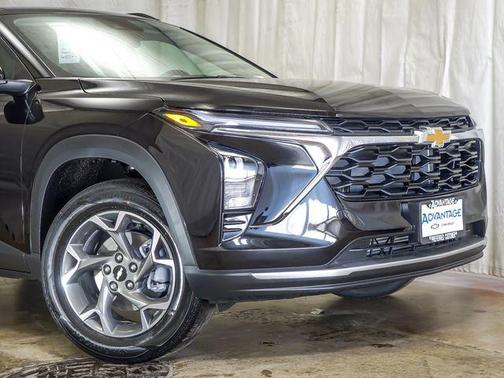 Mosaic Black Metallic 2026 Chevrolet Trax LT