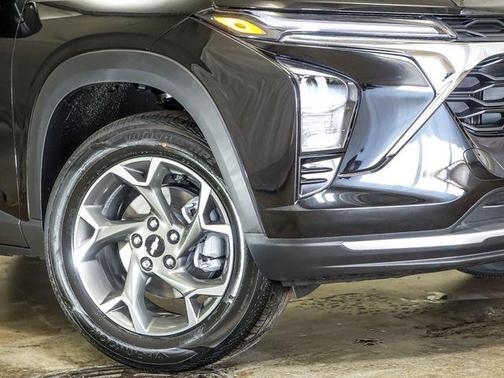 Mosaic Black Metallic 2026 Chevrolet Trax LT
