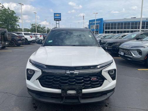Iridescent Pearl Tricoat 2025 Chevrolet Trailblazer RS