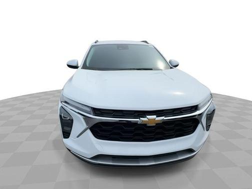 Summit White 2025 Chevrolet Trax LT