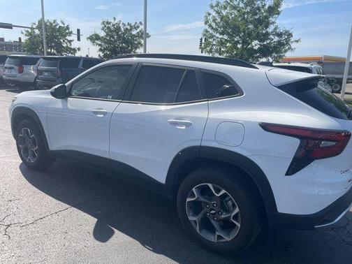 Summit White 2025 Chevrolet Trax LT