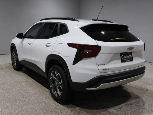 Summit White 2025 Chevrolet Trax LT