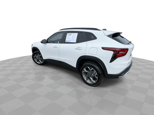 Summit White 2025 Chevrolet Trax LT