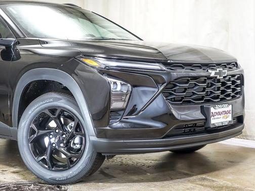Mosaic Black Metallic 2026 Chevrolet Trax LT