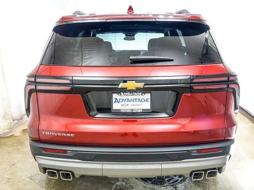 Radiant Red Tintcoat 2026 Chevrolet Traverse LT