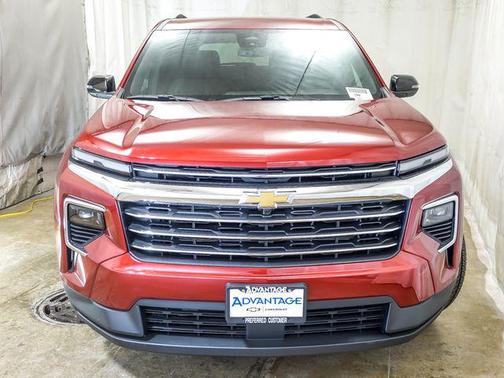 Radiant Red Tintcoat 2026 Chevrolet Traverse LT