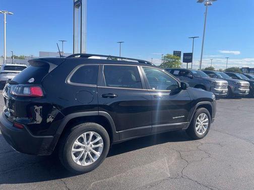 Diamond Black Crystal Pearlcoat 2022 Jeep Cherokee Latitude Lux