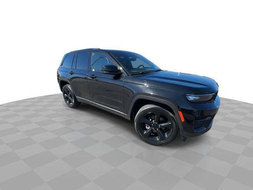 Diamond Black Crystal Pearlcoat 2023 Jeep Grand Cherokee Altitude