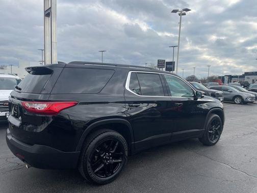 Mosaic Black Metallic 2019 Chevrolet Traverse LT Cloth
