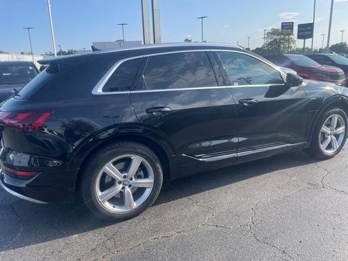 2019 Audi e-tron Premium Plus