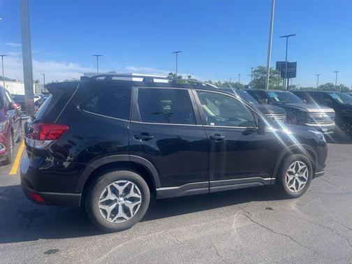 Crystal Black Silica 2024 Subaru Forester Premium
