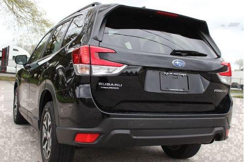 Crystal Black Silica 2024 Subaru Forester Premium
