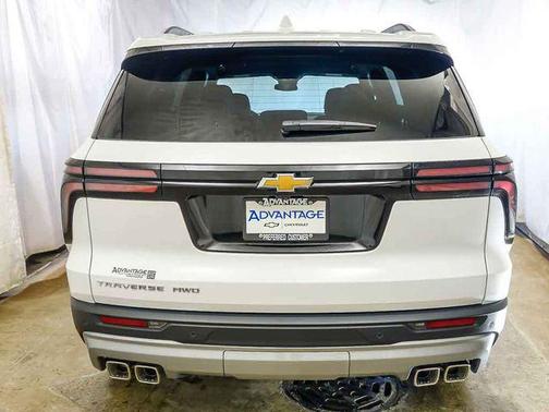 Summit White 2026 Chevrolet Traverse LT