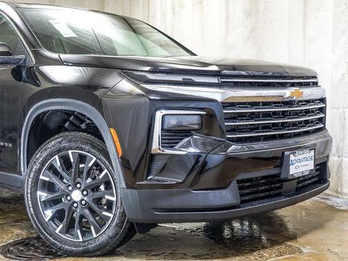 Mosaic Black Metallic 2026 Chevrolet Traverse LT