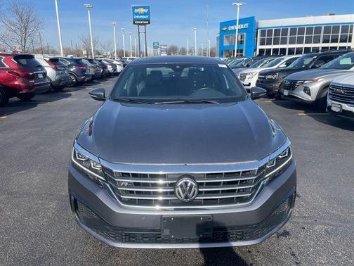 Platinum Gray Metallic 2022 Volkswagen Passat 2.0T R-Line