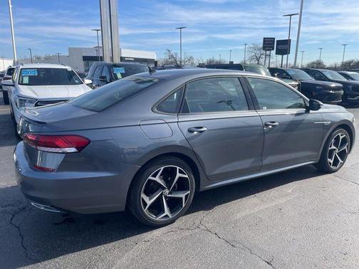 Platinum Gray Metallic 2022 Volkswagen Passat 2.0T R-Line