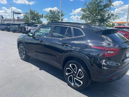 Mosaic Black Metallic 2026 Chevrolet Trax FWD 2RS