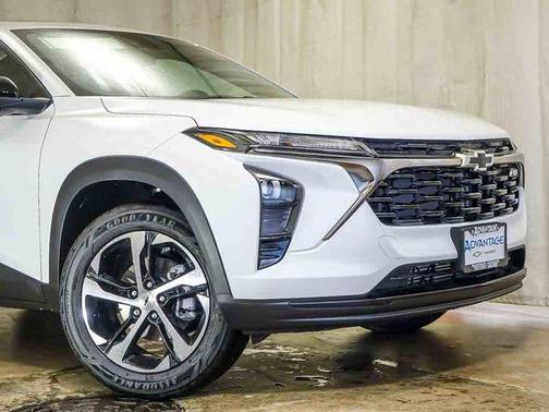 Summit White 2026 Chevrolet Trax FWD 1RS