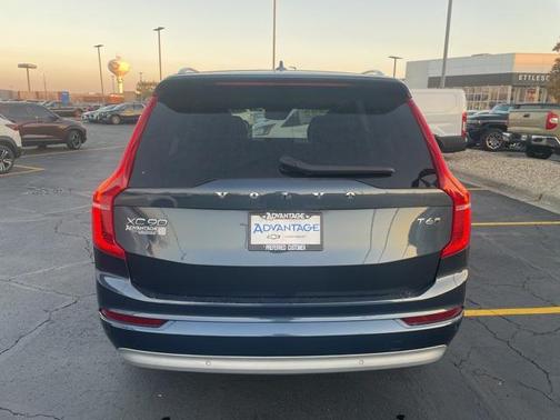 2022 Volvo XC90 T6 Momentum