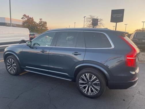 2022 Volvo XC90 T6 Momentum