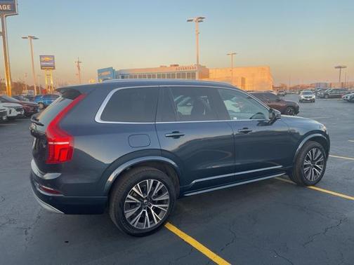2022 Volvo XC90 T6 Momentum