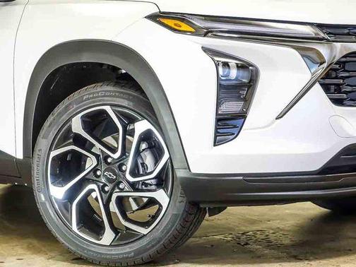 Summit White 2026 Chevrolet Trax FWD 2RS