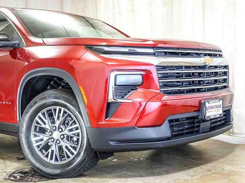 Radiant Red Tintcoat 2026 Chevrolet Traverse LT