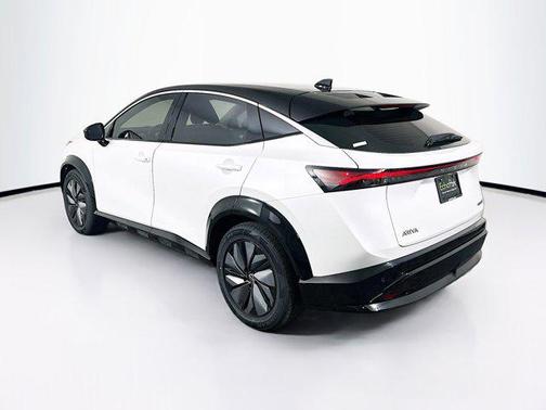 Everest White Pearl Tricoat/Black Diamond Pearl 2023 Nissan ARIYA VENTURE+