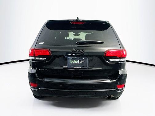Diamond Black Crystal Pearlcoat 2022 Jeep Grand Cherokee Laredo