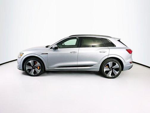 2022 Audi e-tron Premium Plus