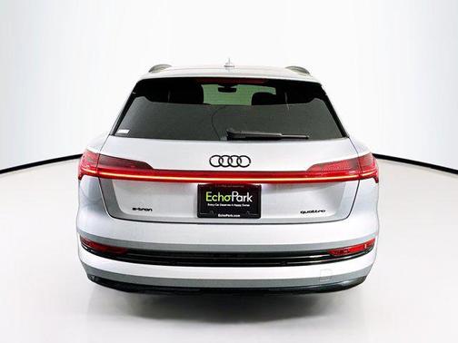 2022 Audi e-tron Premium Plus
