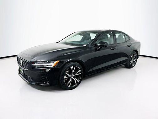 2024 Volvo S60 B5 Core Dark Theme