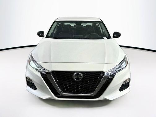 Pearl White Tricoat 2022 Nissan Altima SR FWD